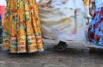 Vestidos em movimento, durante festa de rua em Cachoeira, no Recôncavo Baiano - BA